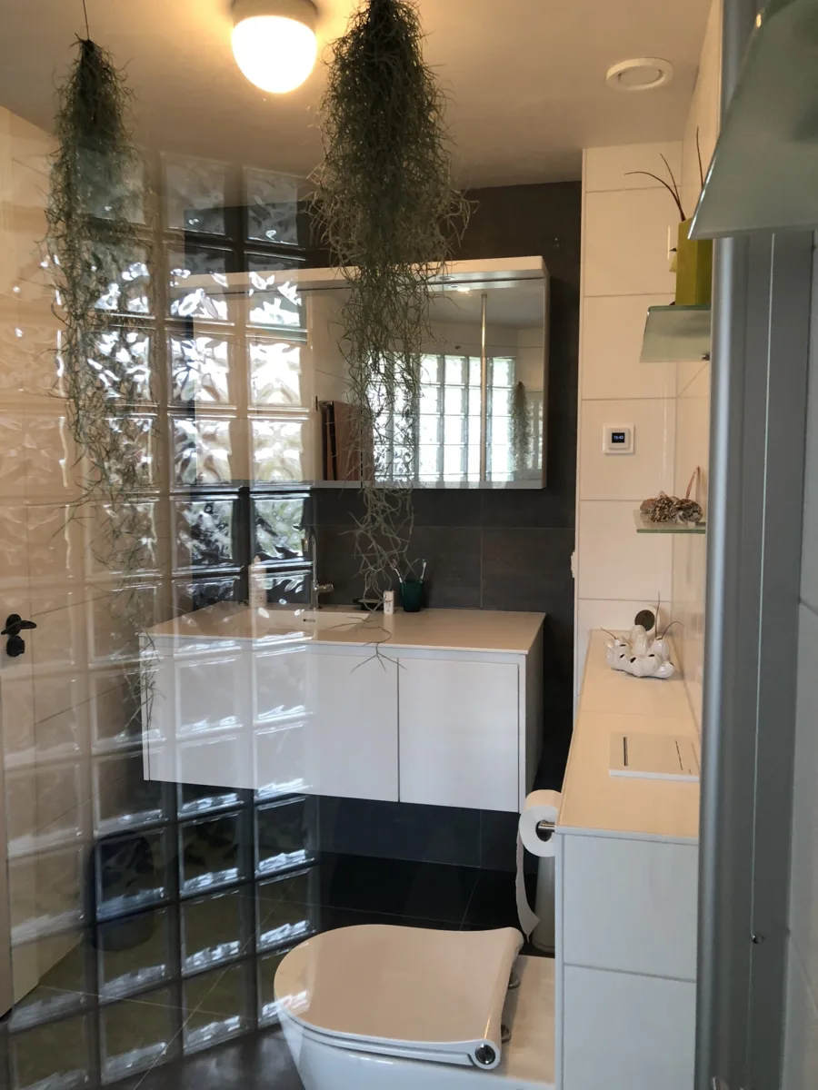 Inpandige badkamer vergroot met glasblokken – retro stijl – Bunnik (foto 8)