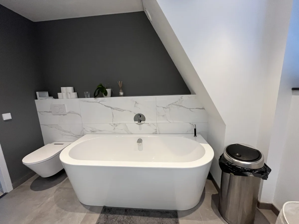 Deels getegelde back to wall badkamer met maatwerk douchecabine – modern stijl – Bennekom (foto 5)