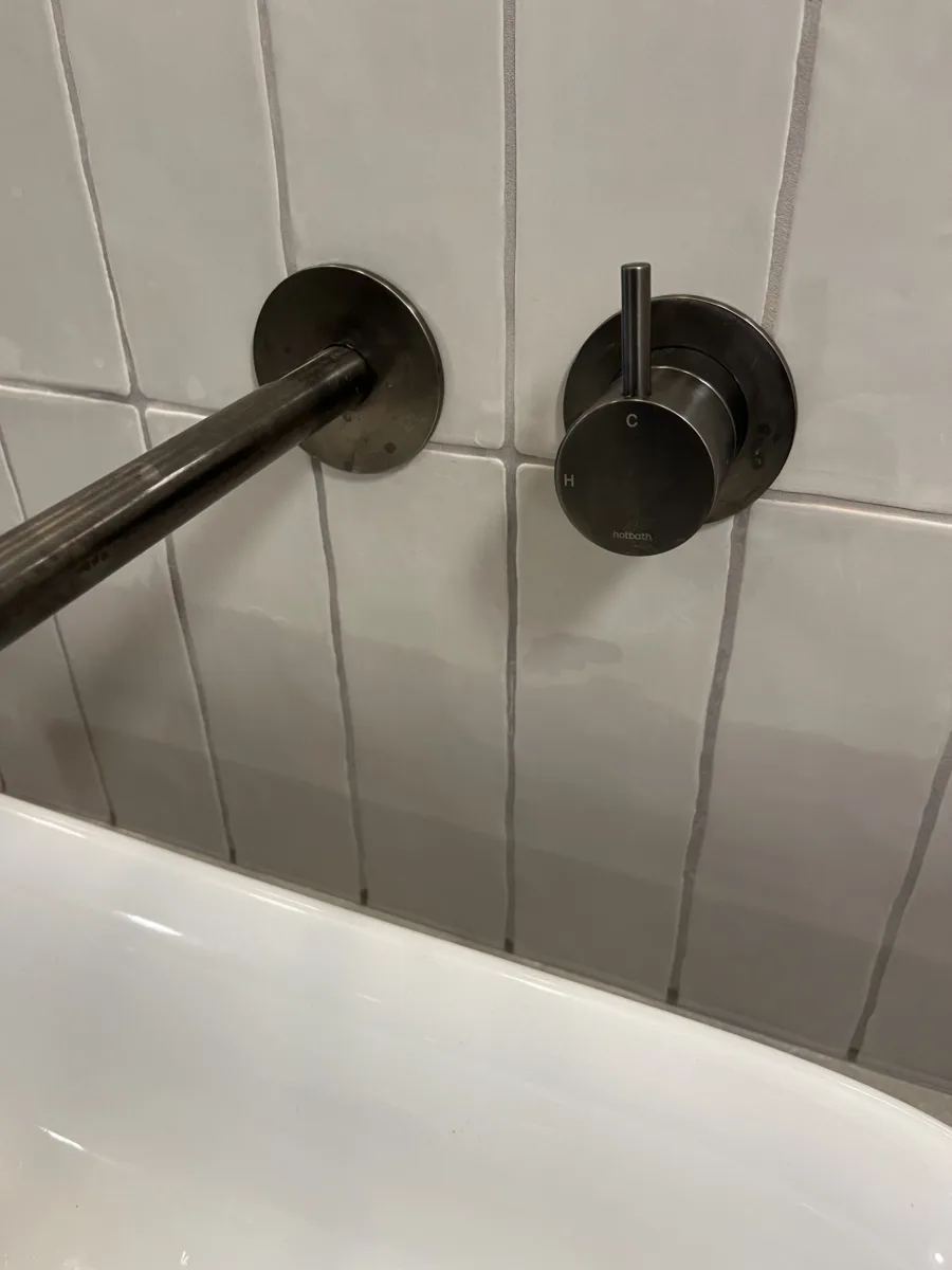 Terrazzo vloer, klein formaat tegels en stukwerk badkamer – retro stijl – Rhenen (foto 4)