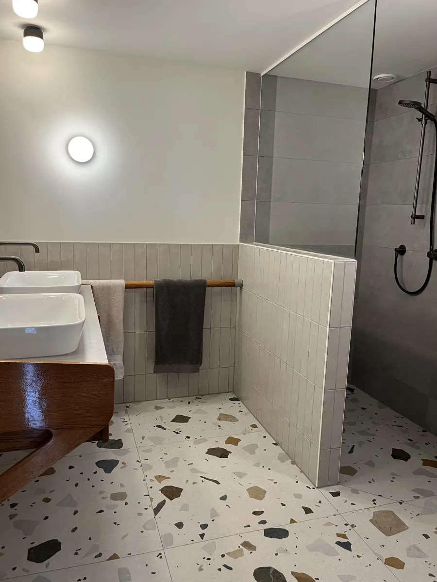 Terrazzo vloer, klein formaat tegels en stukwerk badkamer – retro stijl – Rhenen (foto 3)