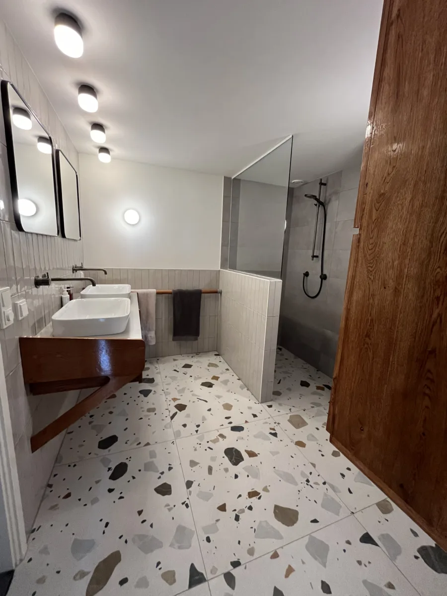 Terrazzo vloer, klein formaat tegels en stukwerk badkamer – retro stijl – Rhenen (foto 2)
