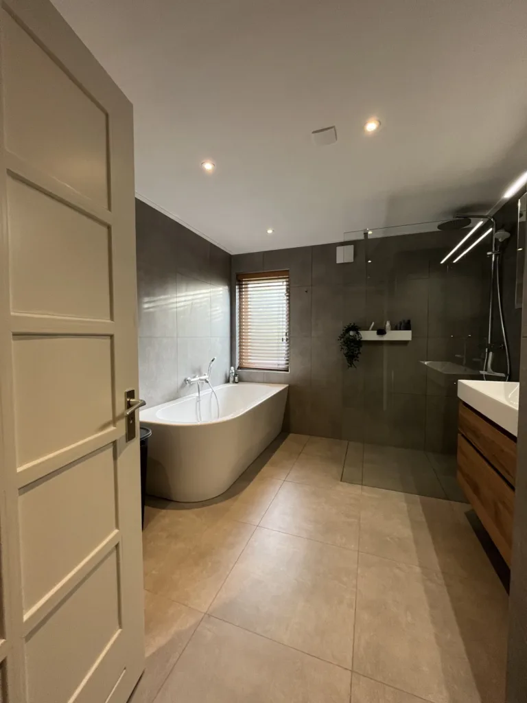Badkamer met back to wall bad en wasmachine – modern stijl – Renkum