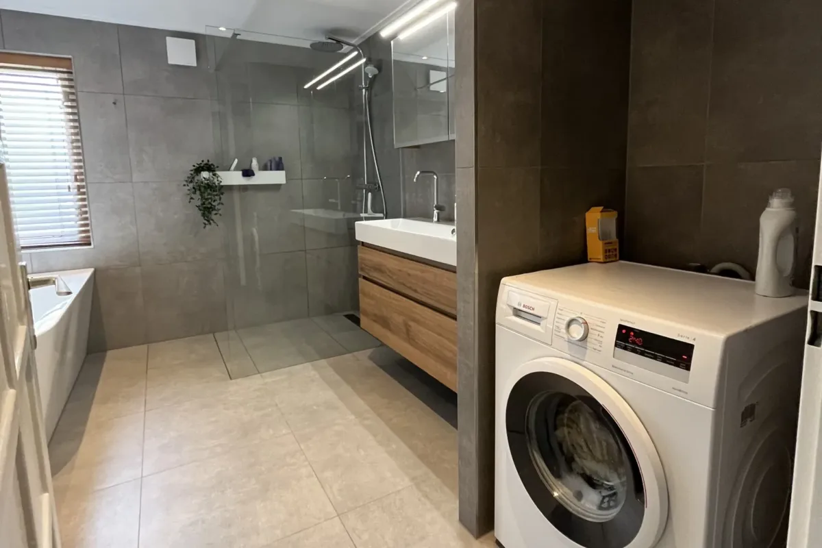 Badkamer met back to wall bad en wasmachine – modern stijl – Renkum (foto 9)