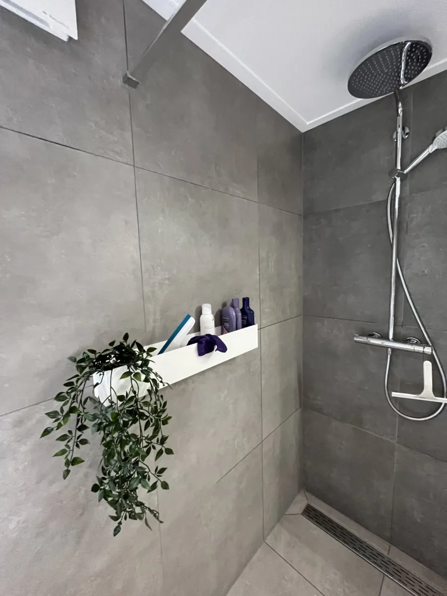 Badkamer met back to wall bad en wasmachine – modern stijl – Renkum (foto 7)