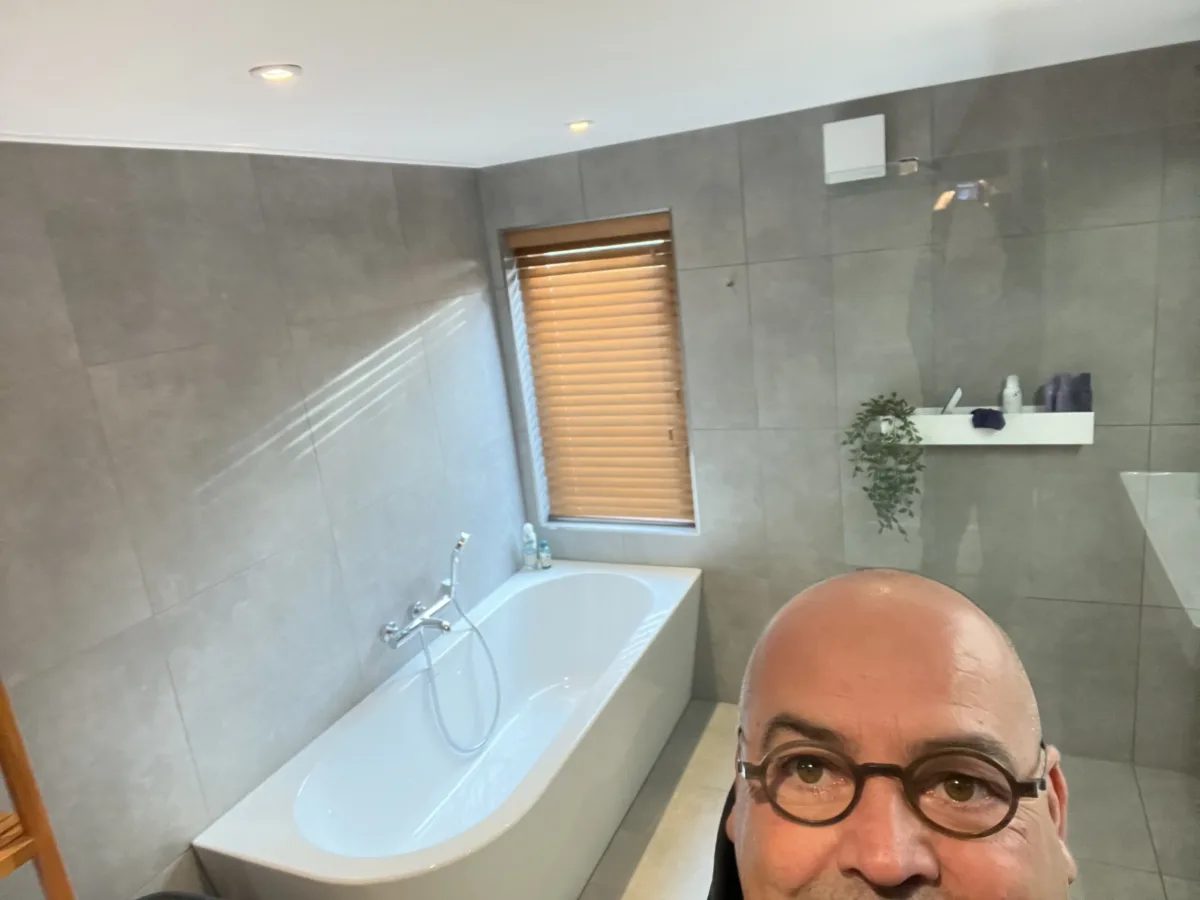 Badkamer met back to wall bad en wasmachine – modern stijl – Renkum (foto 11)