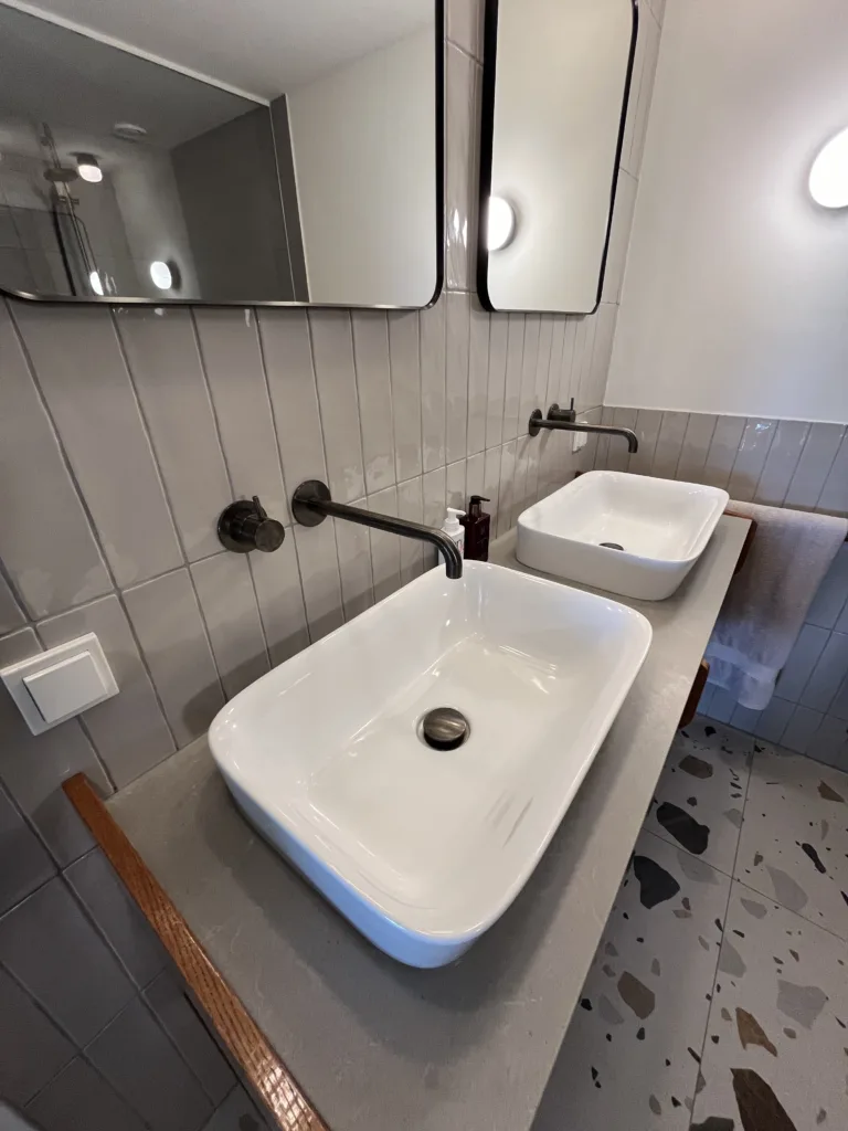 Terrazzo vloer, klein formaat tegels en stukwerk badkamer – retro stijl – Rhenen