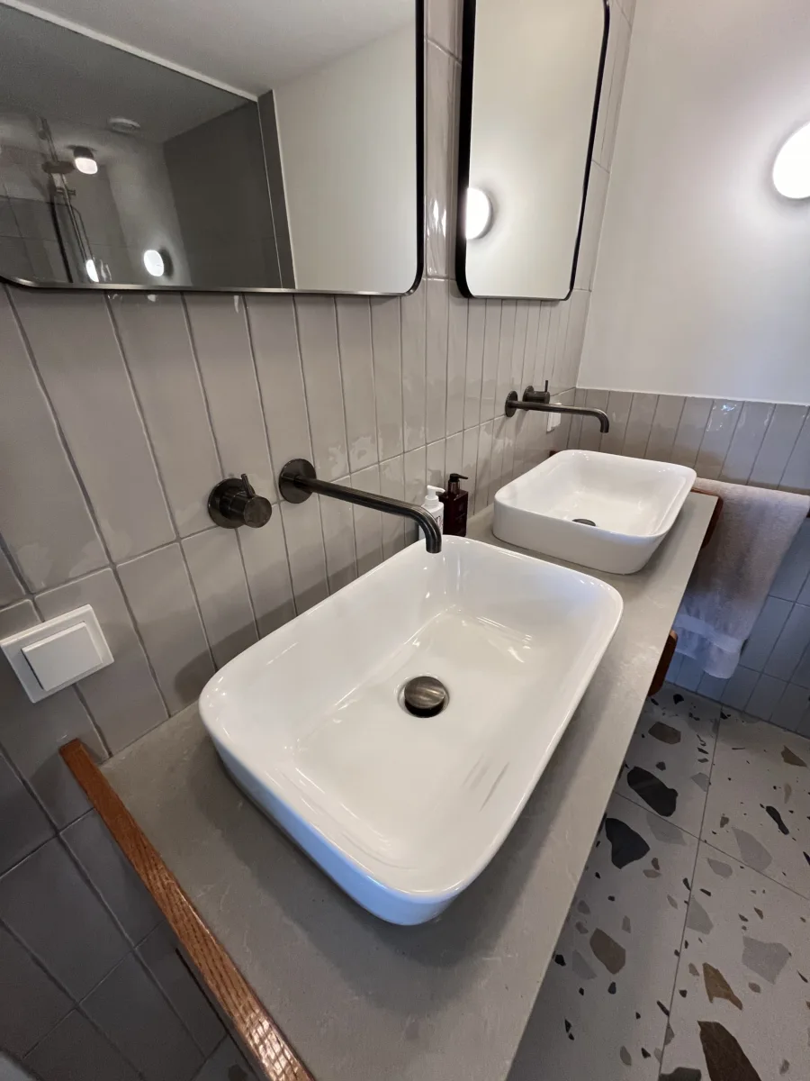 Terrazzo vloer, klein formaat tegels en stukwerk badkamer – retro stijl – Rhenen