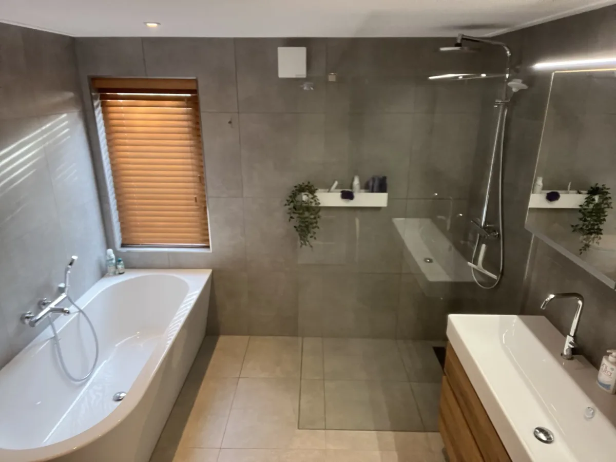 Badkamer met back to wall bad en wasmachine – modern stijl – Renkum (foto 4)