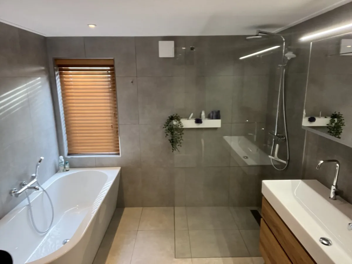 Badkamer met back to wall bad en wasmachine – modern stijl – Renkum
