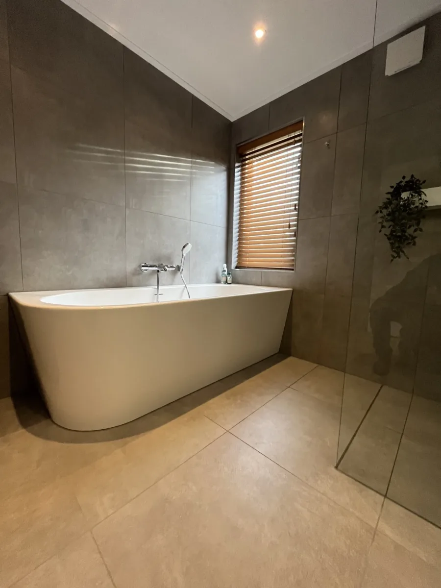 Badkamer met back to wall bad en wasmachine – modern stijl – Renkum (foto 3)