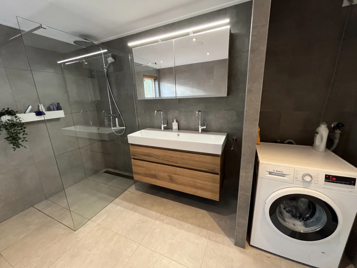 Badkamer met back to wall bad en wasmachine – modern stijl – Renkum (foto 6)