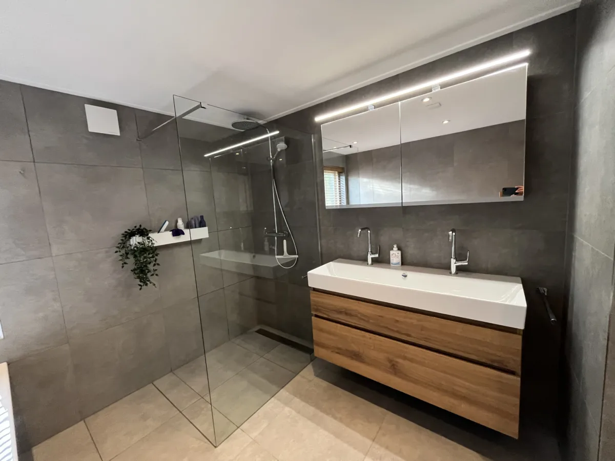 Badkamer met back to wall bad en wasmachine – modern stijl – Renkum (foto 2)