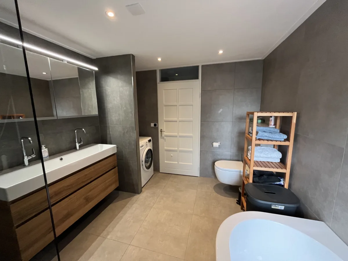 Badkamer met back to wall bad en wasmachine – modern stijl – Renkum (foto 5)
