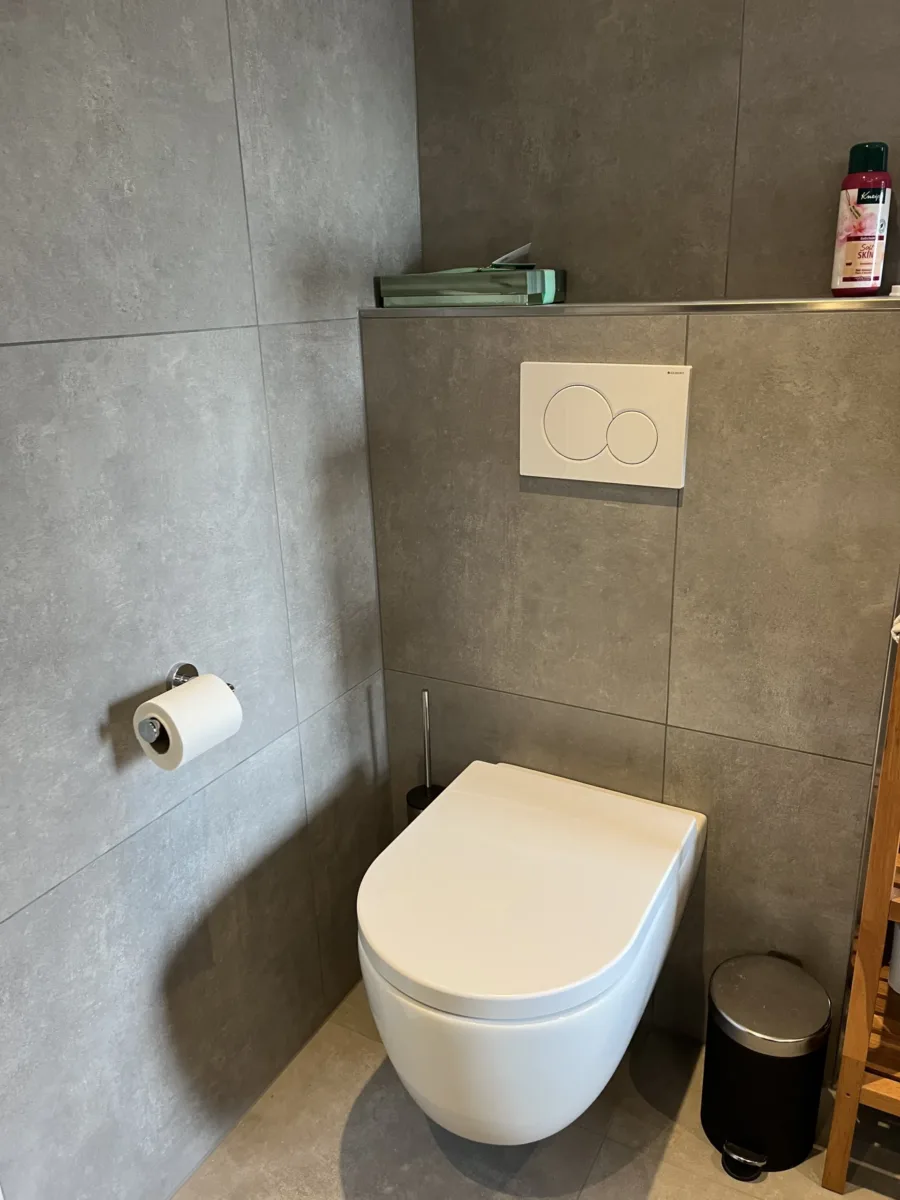 Badkamer met back to wall bad en wasmachine – modern stijl – Renkum (foto 10)
