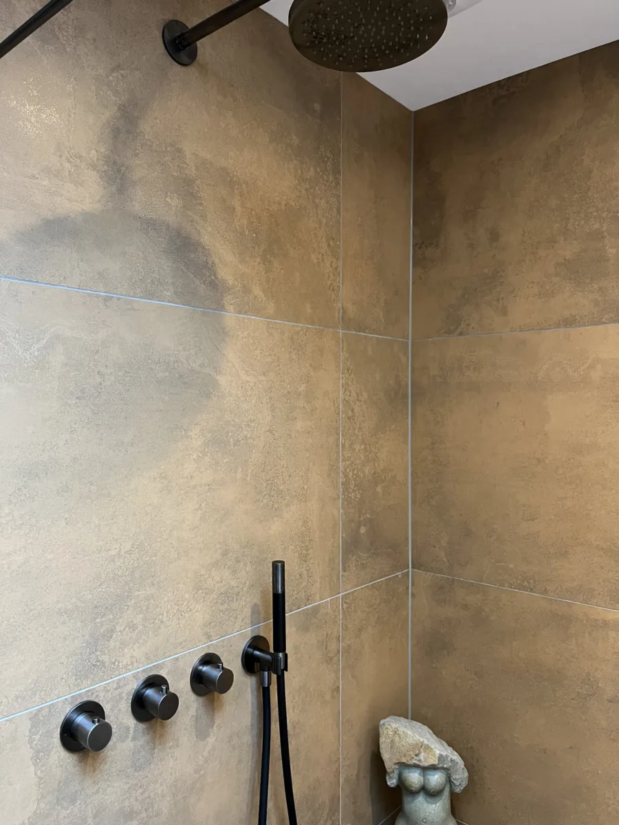 Badkamer met vrijstaand bad en gun metal kranen – karakteristiek stijl – Bennekom (foto 9)