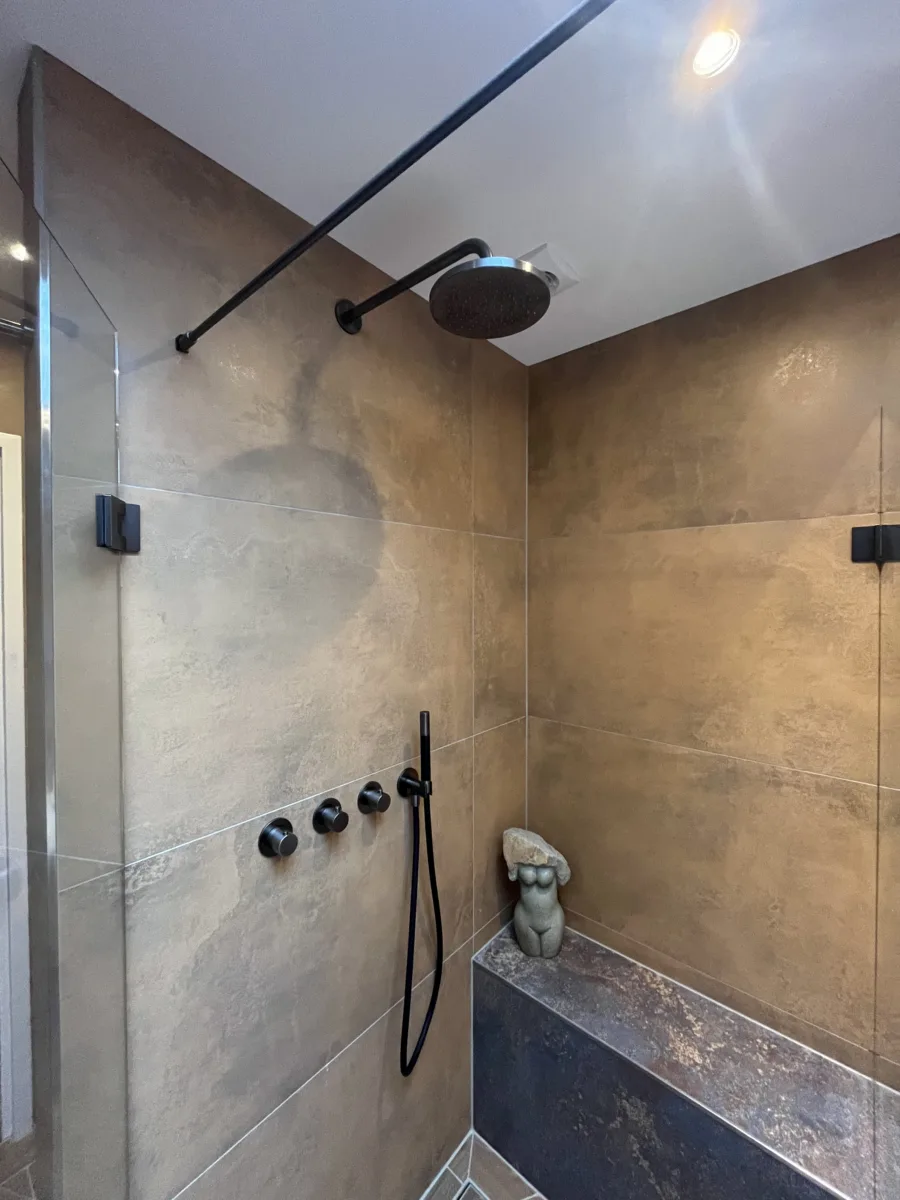 Badkamer met vrijstaand bad en gun metal kranen – karakteristiek stijl – Bennekom (foto 8)