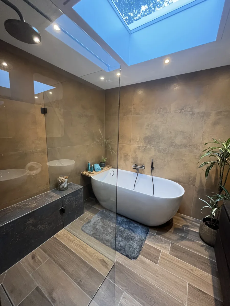 Badkamer met vrijstaand bad en gun metal kranen – karakteristiek stijl – Bennekom (foto 6)