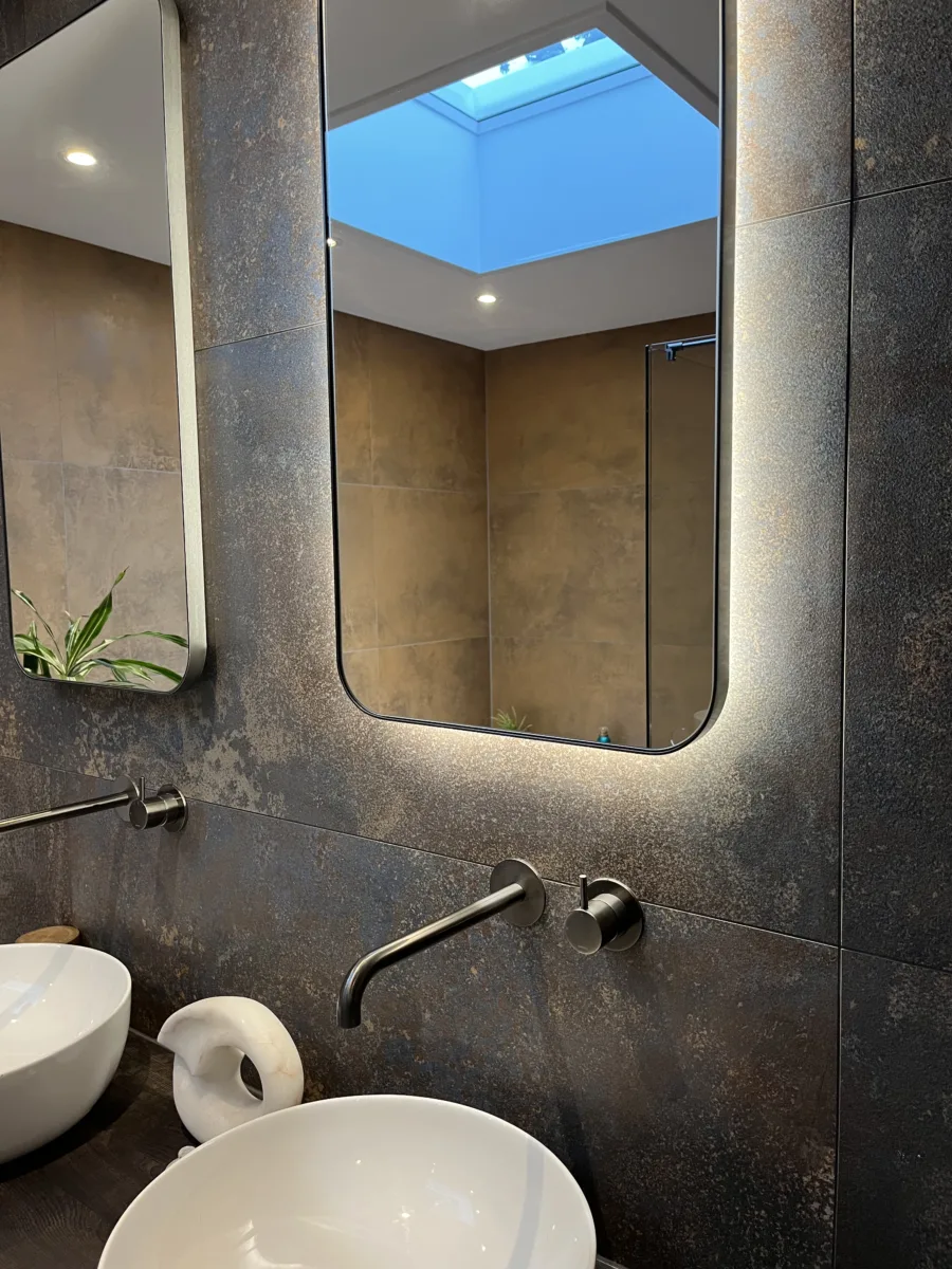 Badkamer met vrijstaand bad en gun metal kranen – karakteristiek stijl – Bennekom (foto 5)