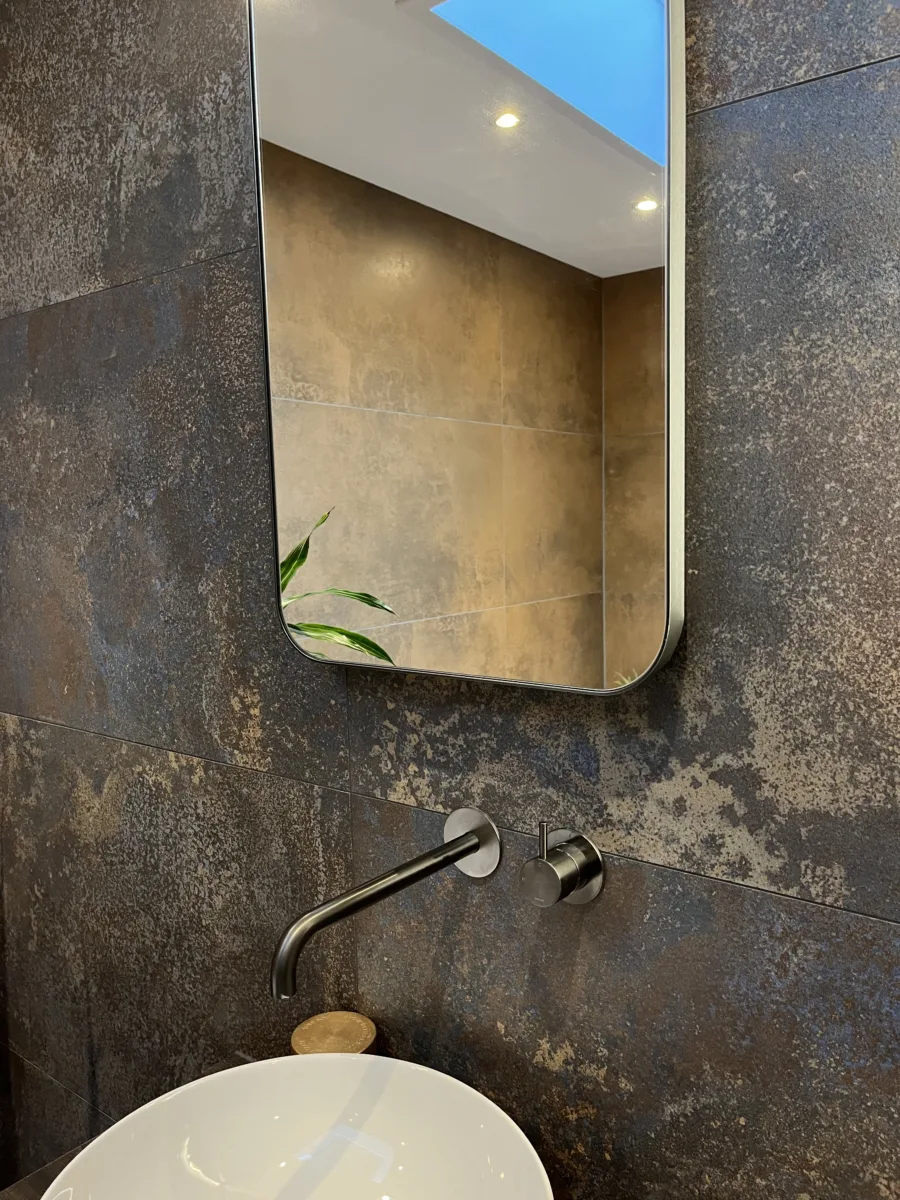 Badkamer met vrijstaand bad en gun metal kranen – karakteristiek stijl – Bennekom (foto 7)