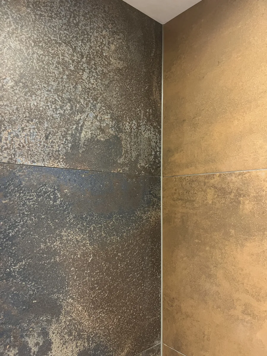 Badkamer met vrijstaand bad en gun metal kranen – karakteristiek stijl – Bennekom (foto 10)