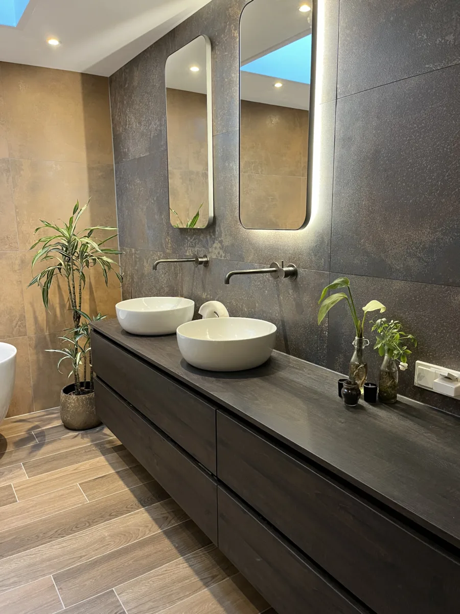 Badkamer met vrijstaand bad en gun metal kranen – karakteristiek stijl – Bennekom (foto 4)