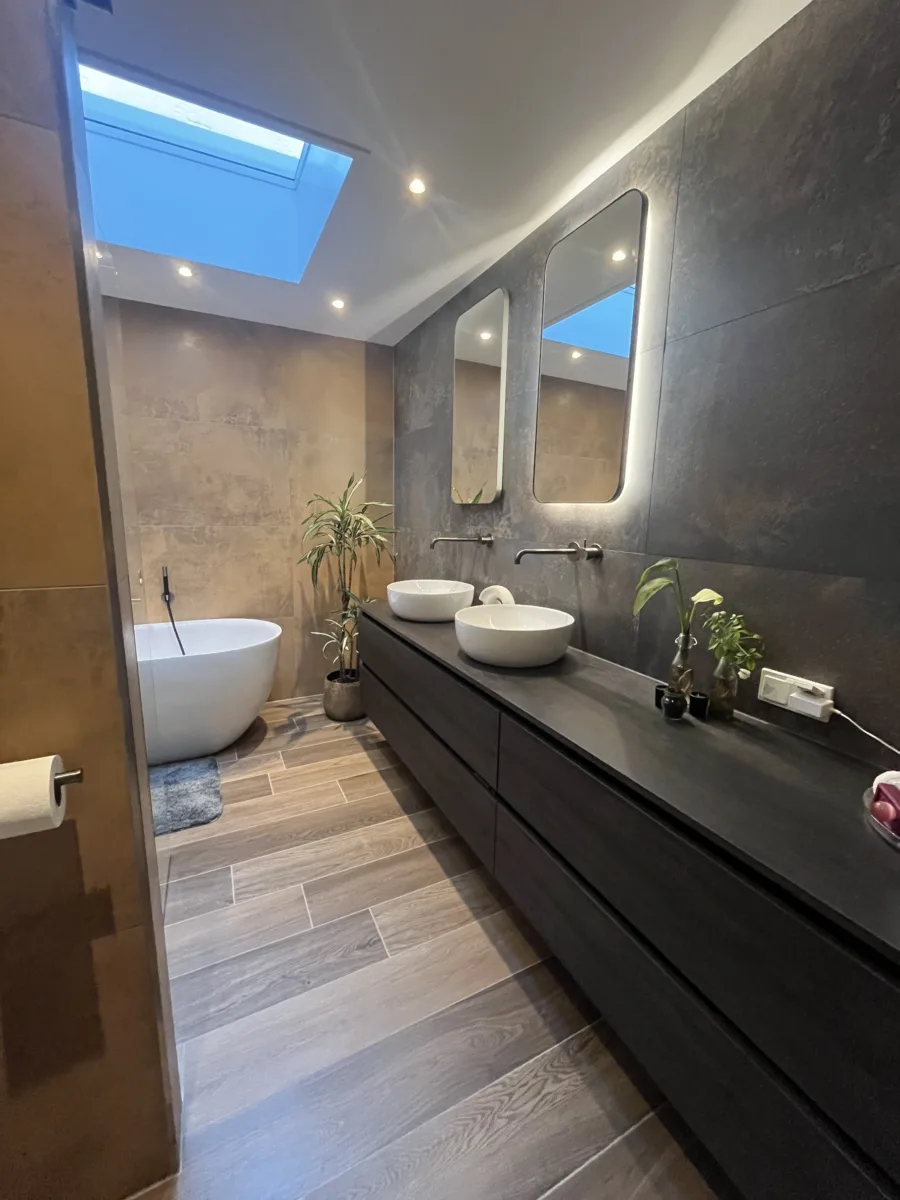Badkamer met vrijstaand bad en gun metal kranen – karakteristiek stijl – Bennekom (foto 3)