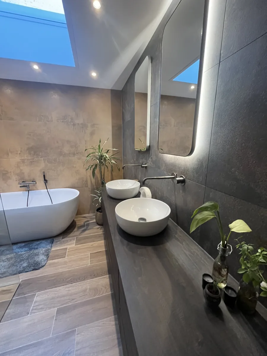 Badkamer met vrijstaand bad en gun metal kranen – karakteristiek stijl – Bennekom