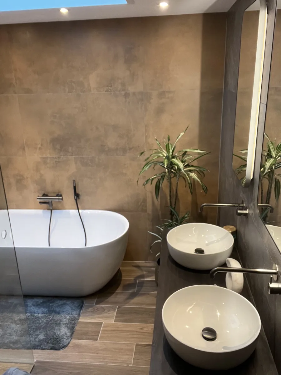 Badkamer met vrijstaand bad en gun metal kranen – karakteristiek stijl – Bennekom (foto 2)