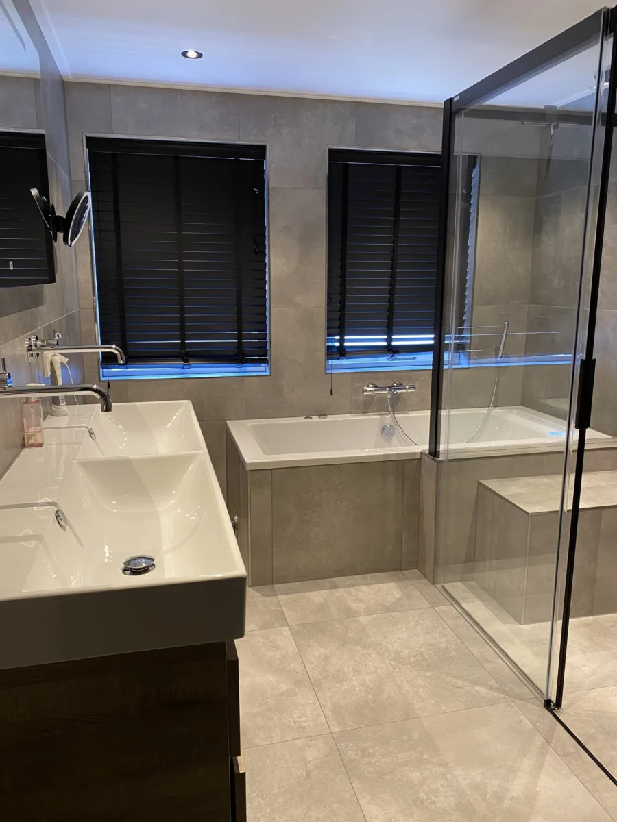 Badkamer met industrieel zwart accent en toilet eerste verdieping – betonlook stijl – Beneden Leeuwen (foto 5)