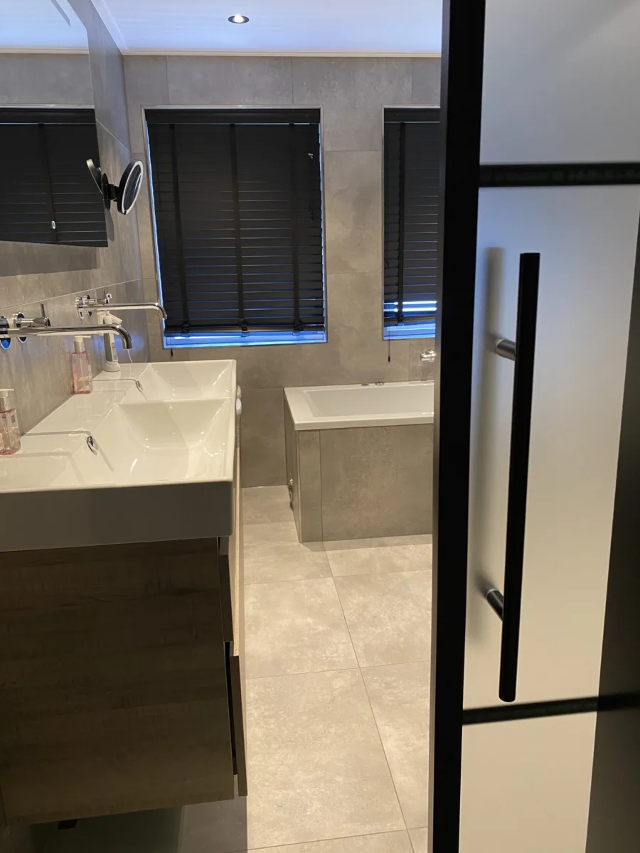 Badkamer met industrieel zwart accent en toilet eerste verdieping – betonlook stijl – Beneden Leeuwen (foto 6)