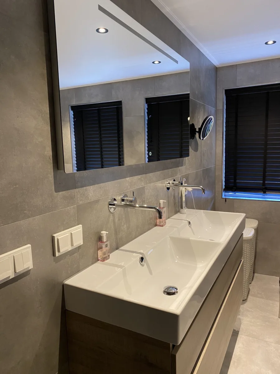 Badkamer met industrieel zwart accent en toilet eerste verdieping – betonlook stijl – Beneden Leeuwen (foto 4)
