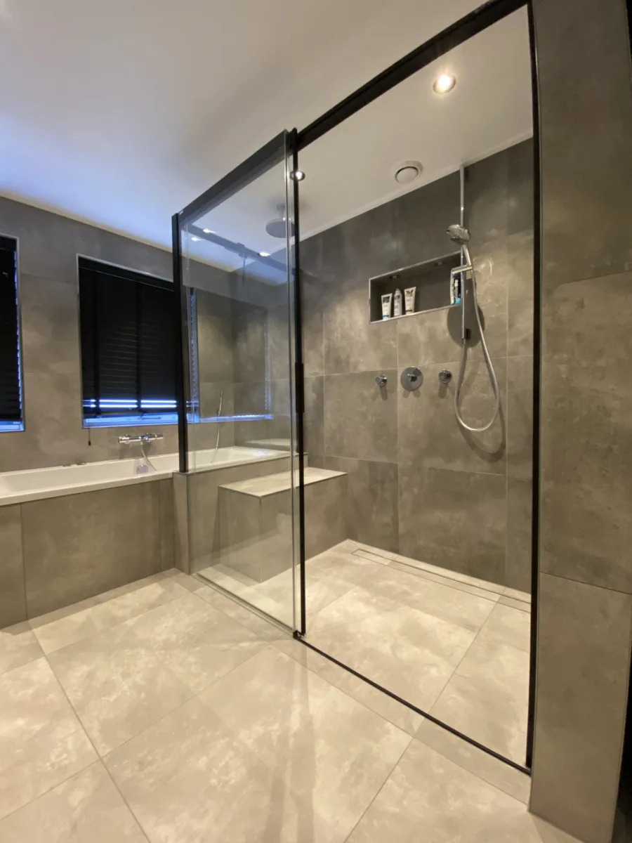 Badkamer met industrieel zwart accent en toilet eerste verdieping – betonlook stijl – Beneden Leeuwen
