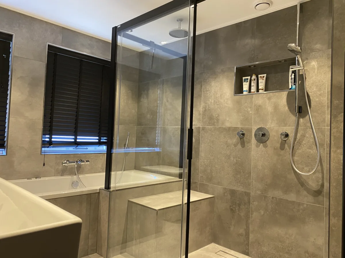 Badkamer met industrieel zwart accent en toilet eerste verdieping – betonlook stijl – Beneden Leeuwen (foto 9)