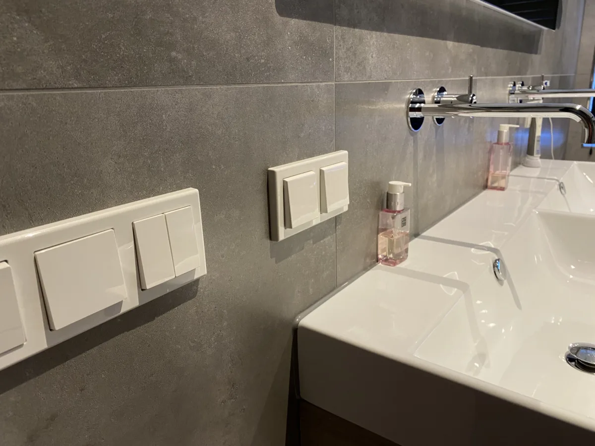 Badkamer met industrieel zwart accent en toilet eerste verdieping – betonlook stijl – Beneden Leeuwen (foto 8)