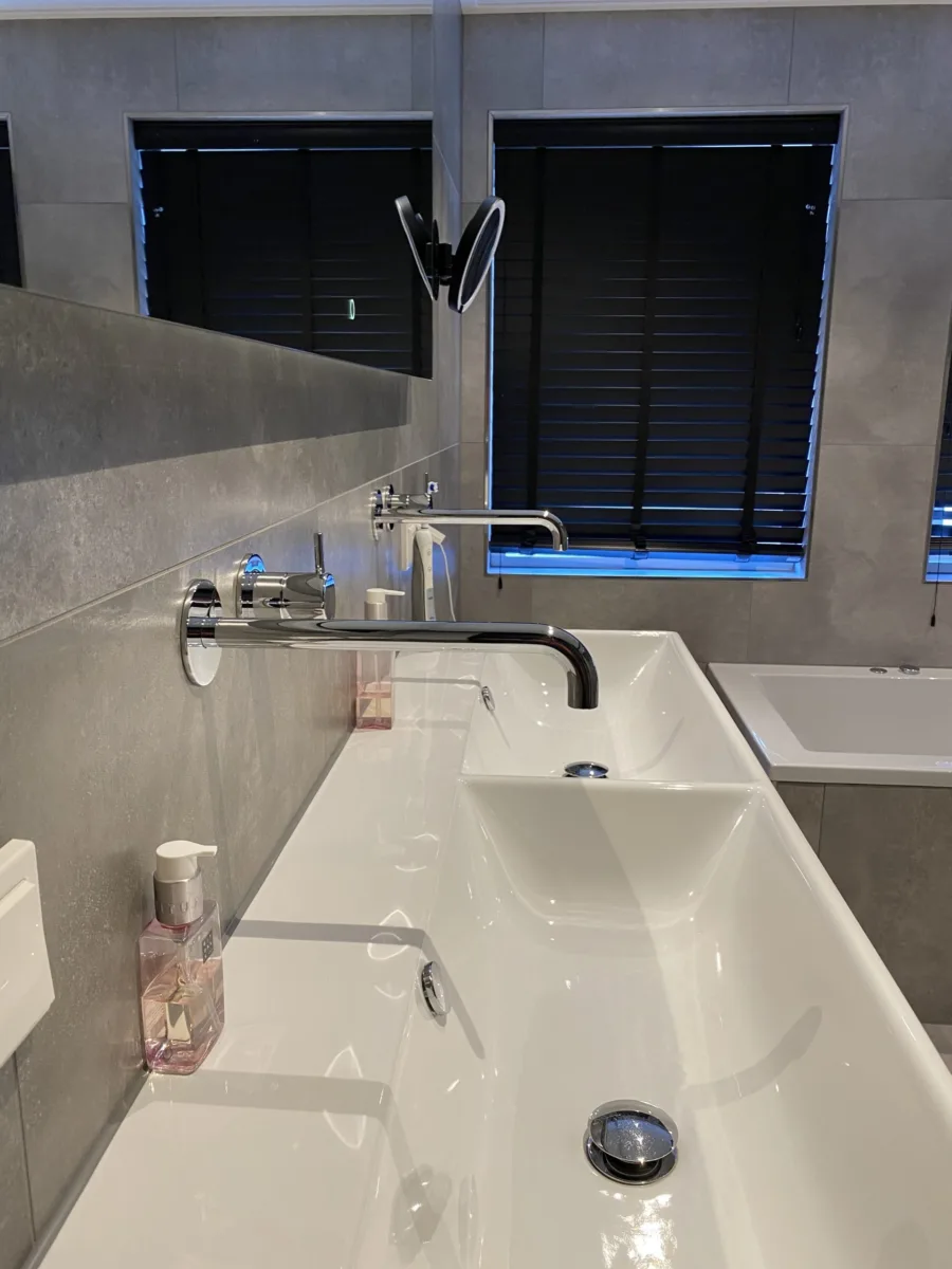 Badkamer met industrieel zwart accent en toilet eerste verdieping – betonlook stijl – Beneden Leeuwen (foto 7)