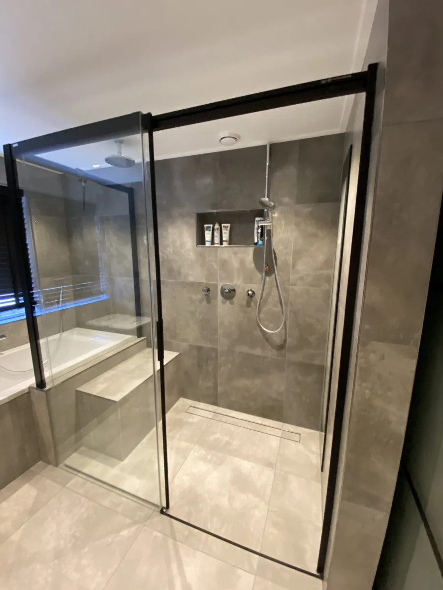 Badkamer met industrieel zwart accent en toilet eerste verdieping – betonlook stijl – Beneden Leeuwen (foto 3)