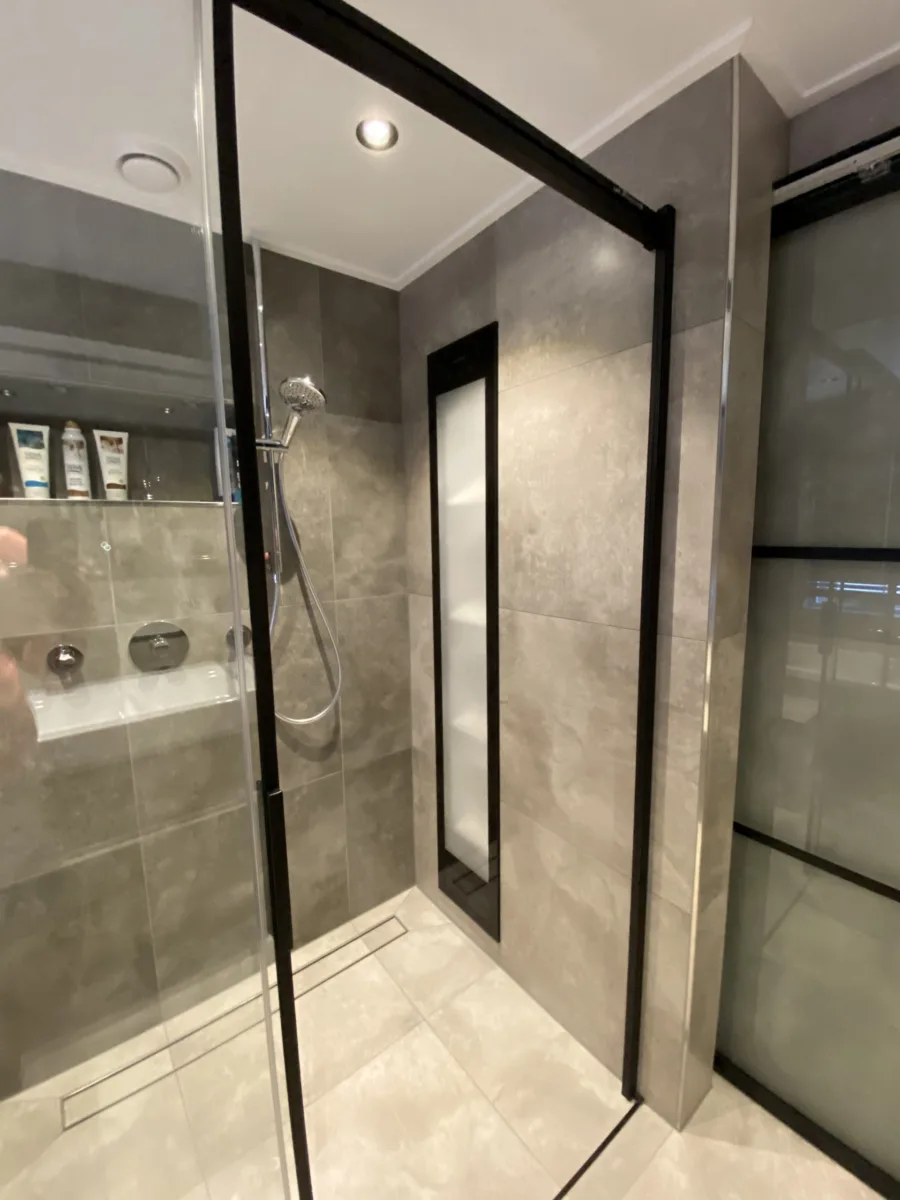 Badkamer met industrieel zwart accent en toilet eerste verdieping – betonlook stijl – Beneden Leeuwen (foto 16)