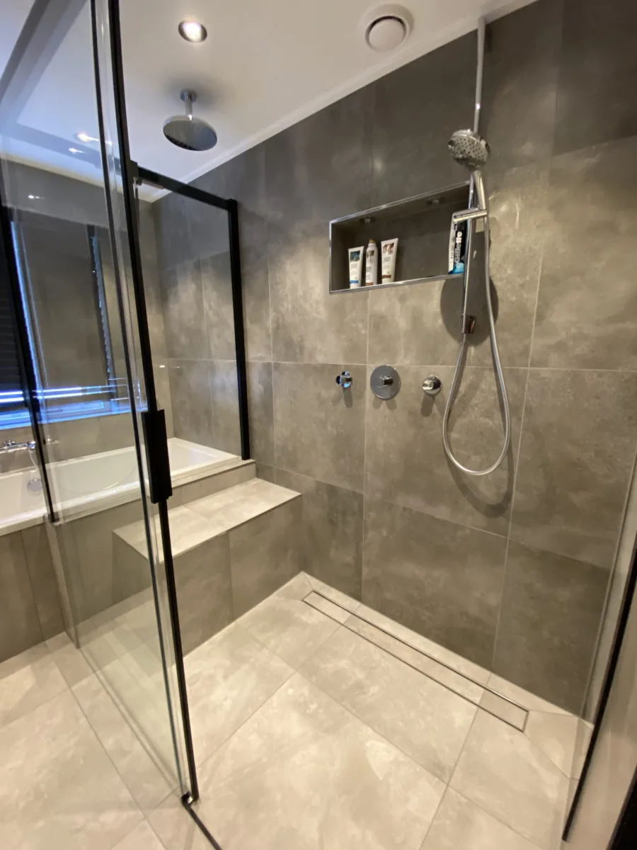 Badkamer met industrieel zwart accent en toilet eerste verdieping – betonlook stijl – Beneden Leeuwen (foto 15)