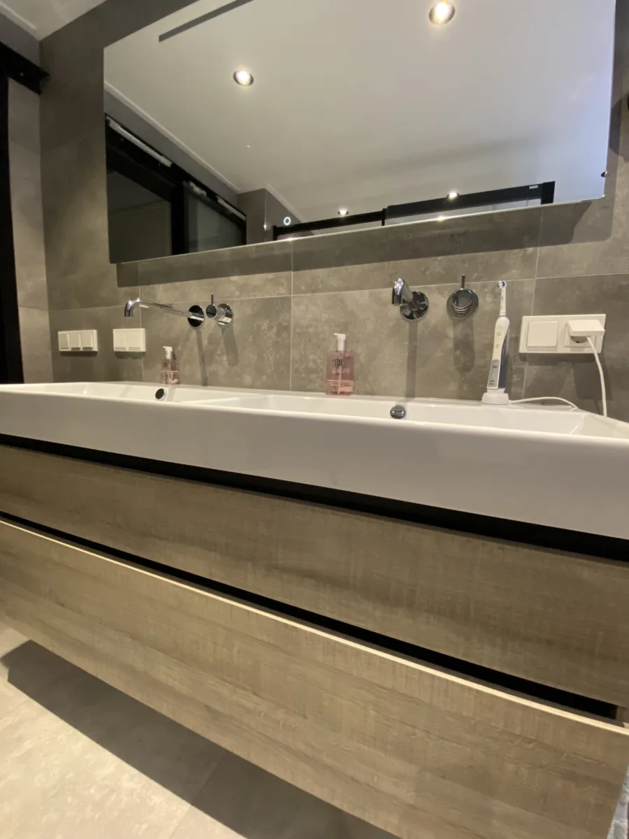 Badkamer met industrieel zwart accent en toilet eerste verdieping – betonlook stijl – Beneden Leeuwen (foto 10)