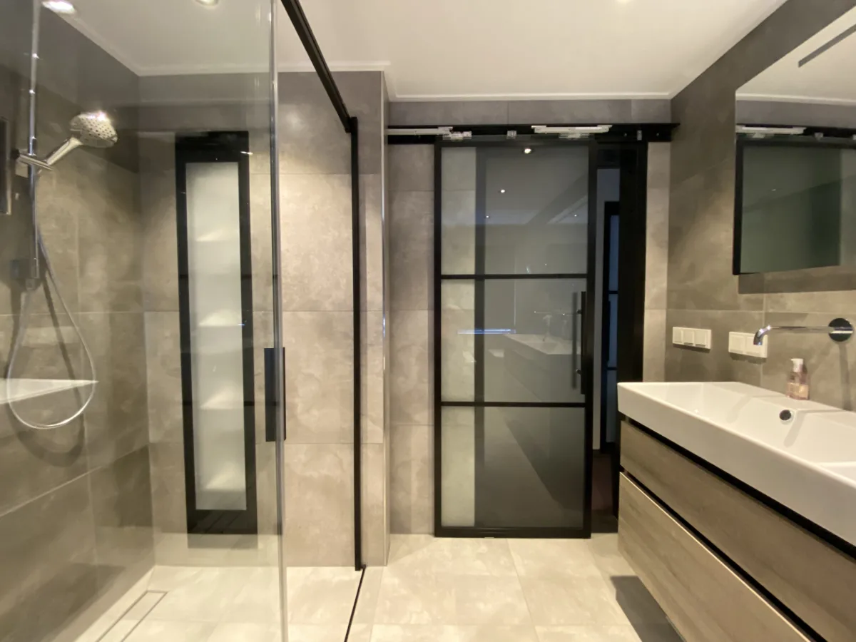 Badkamer met industrieel zwart accent en toilet eerste verdieping – betonlook stijl – Beneden Leeuwen (foto 2)