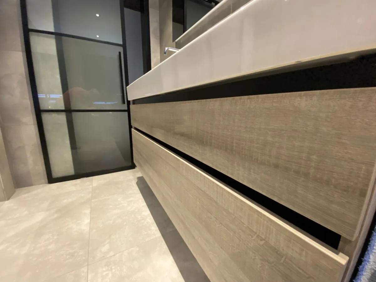Badkamer met industrieel zwart accent en toilet eerste verdieping – betonlook stijl – Beneden Leeuwen (foto 11)