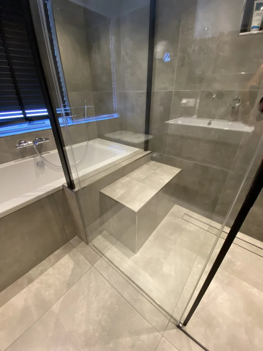 Badkamer met industrieel zwart accent en toilet eerste verdieping – betonlook stijl – Beneden Leeuwen (foto 12)