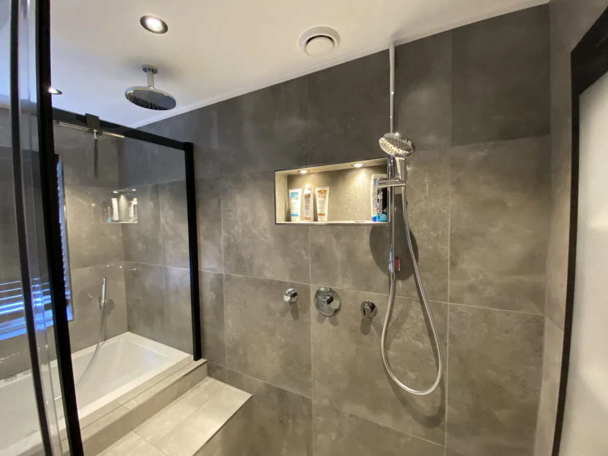 Badkamer met industrieel zwart accent en toilet eerste verdieping – betonlook stijl – Beneden Leeuwen (foto 13)