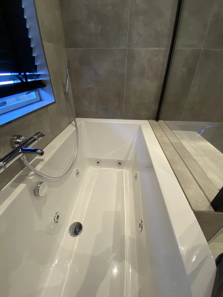 Badkamer met industrieel zwart accent en toilet eerste verdieping – betonlook stijl – Beneden Leeuwen (foto 14)