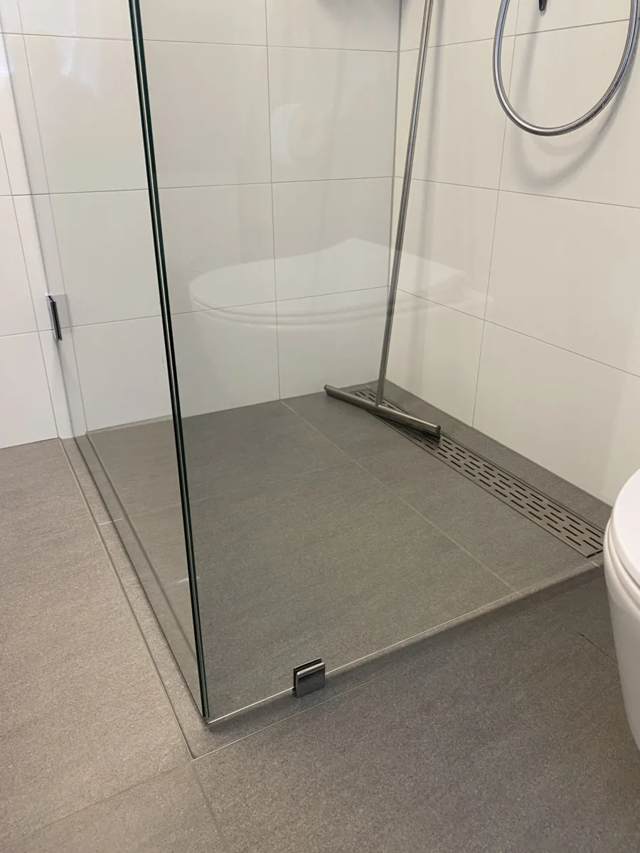 Badkamer met schuine kap en gastentoilet – modern stijl – Ede (foto 4)