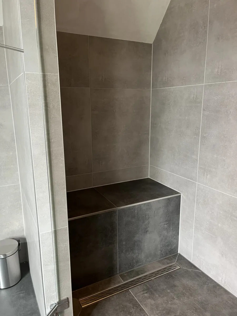 Badkamer met zitje en profielloze douchedeur – basis stijl – Lienden (foto 6)