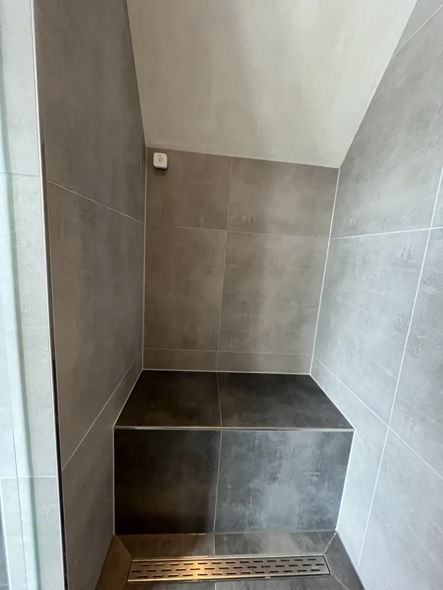 Badkamer met zitje en profielloze douchedeur – basis stijl – Lienden (foto 7)
