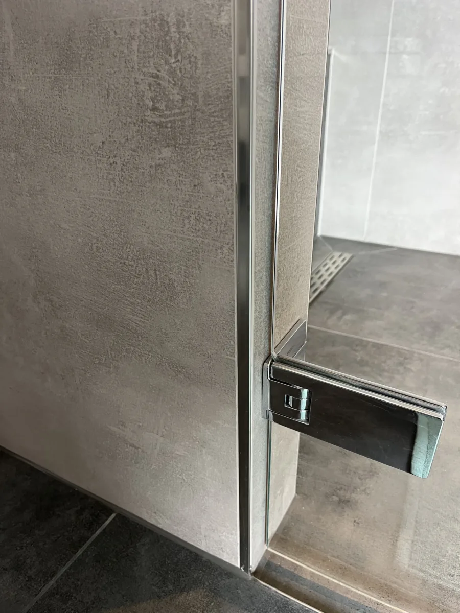 Badkamer met zitje en profielloze douchedeur – basis stijl – Lienden (foto 4)