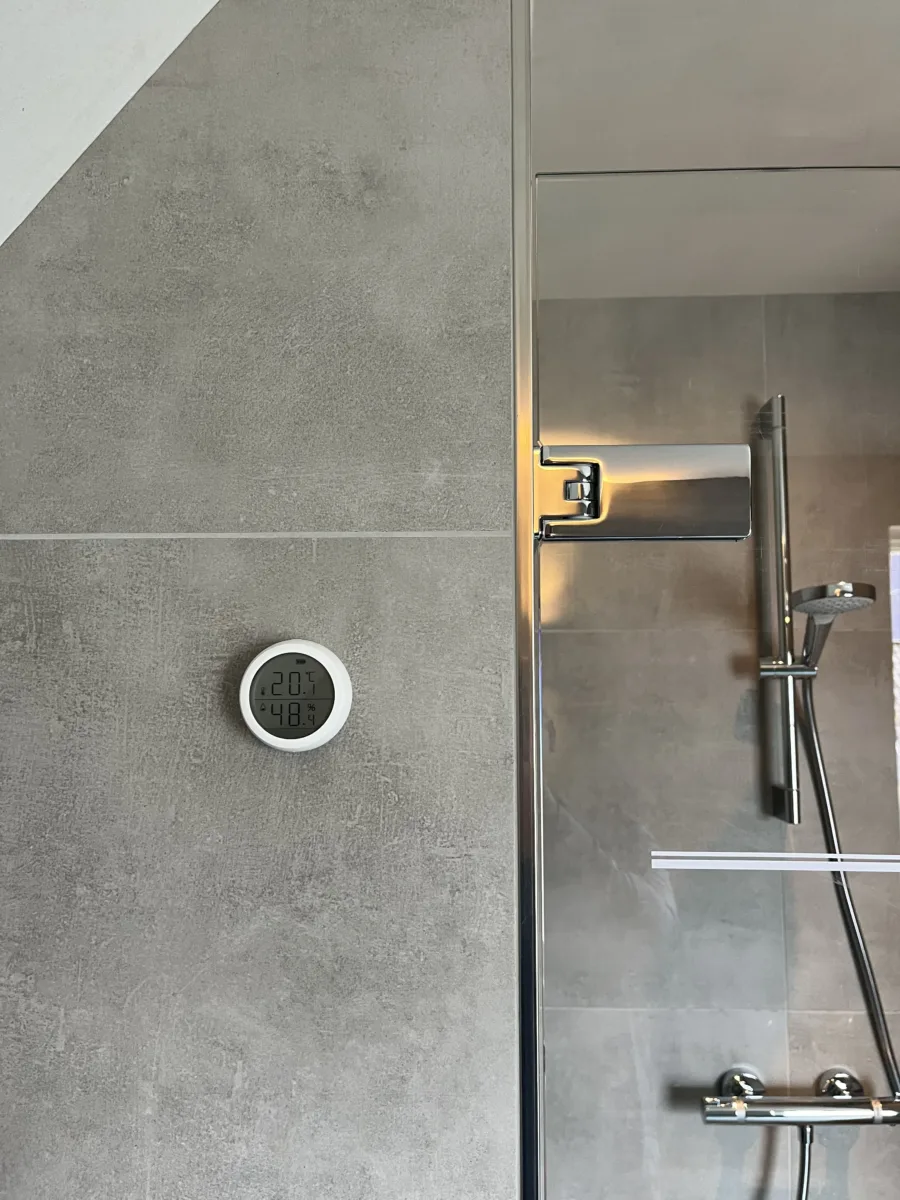 Badkamer met zitje en profielloze douchedeur – basis stijl – Lienden (foto 3)