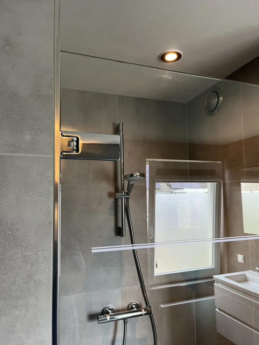 Badkamer met zitje en profielloze douchedeur – basis stijl – Lienden (foto 2)